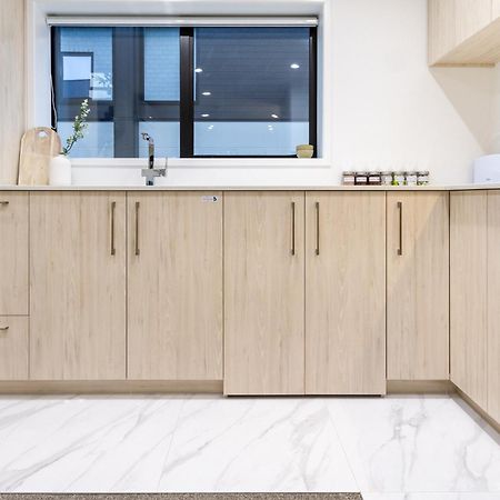 Urban Retreat: 2-Br Gem In Central Christchurch Apartment Luaran gambar